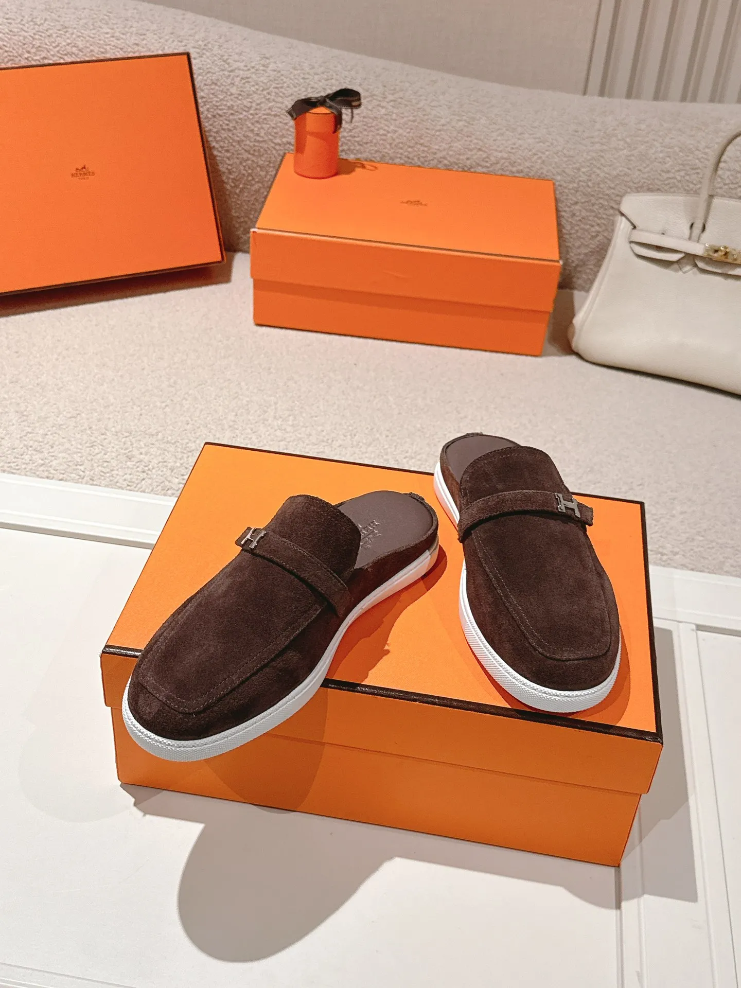 Men's men's shoes 💰560💰 Hermes 25ss new autumn and winter loafers, British retro design, classic and durable! Original reverse mold last, the ultimate 1:1 shape. Fabric: Cow suede/calfskin Lining: Imported sheepskin lining Outsole: Open-molded rubber sole Size: 35-45